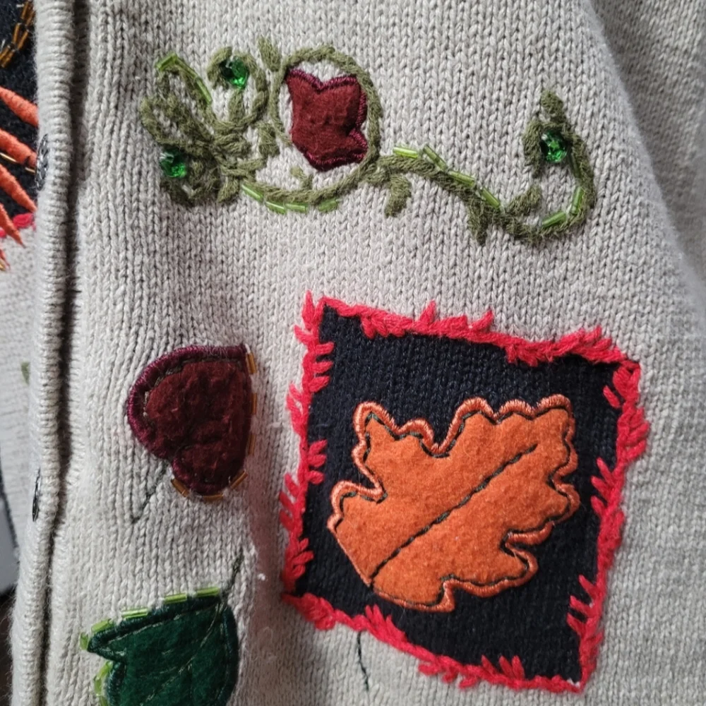 🍁🍂 Bobbie Brooks beige autumn fall seasonal embroidered knit vest
